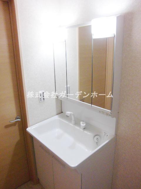 Wash basin, toilet. Local (10 May 2013) Shooting