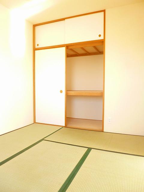 Non-living room. Japanese-style room 6 tatami. Exchange tatami mat ・ Sliding door re-covered settled.