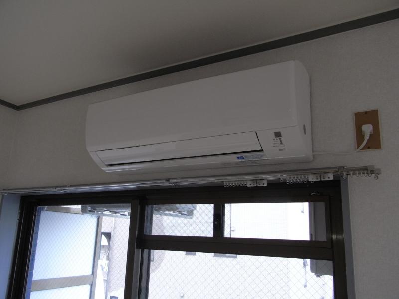 Other Equipment. Air conditioning (same building 305, Room room)