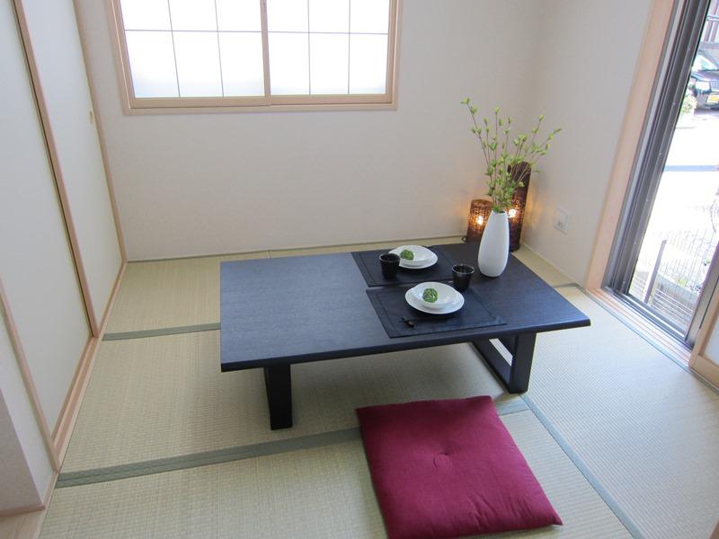 Non-living room. E Building Japanese-style room