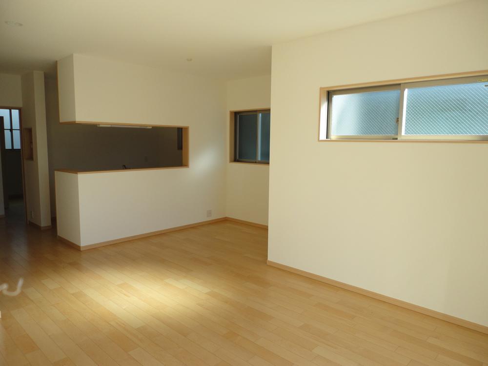 Living. 18 tatami mats of living dining. In floor heating is also equipped with warm winter.