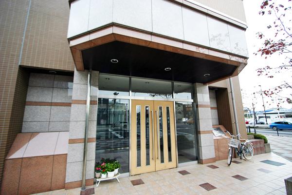 Entrance. In auto-lock, Abode of peace of mind.