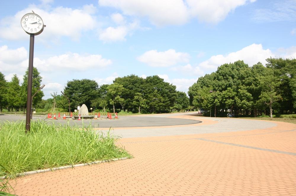park. It boasts a 700m vast site area until Tonerikoen, "Metropolitan Tonerikoen". Enjoy small children, Splashing water sound pond and sled slopes, There is also anyone enjoy barbecue Square and the tennis court if the reservation.