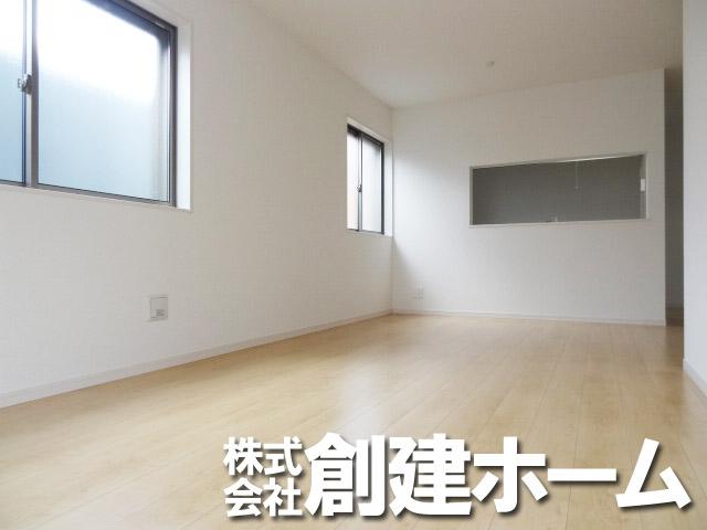 Living. 16.5 Of Pledge spacious living!