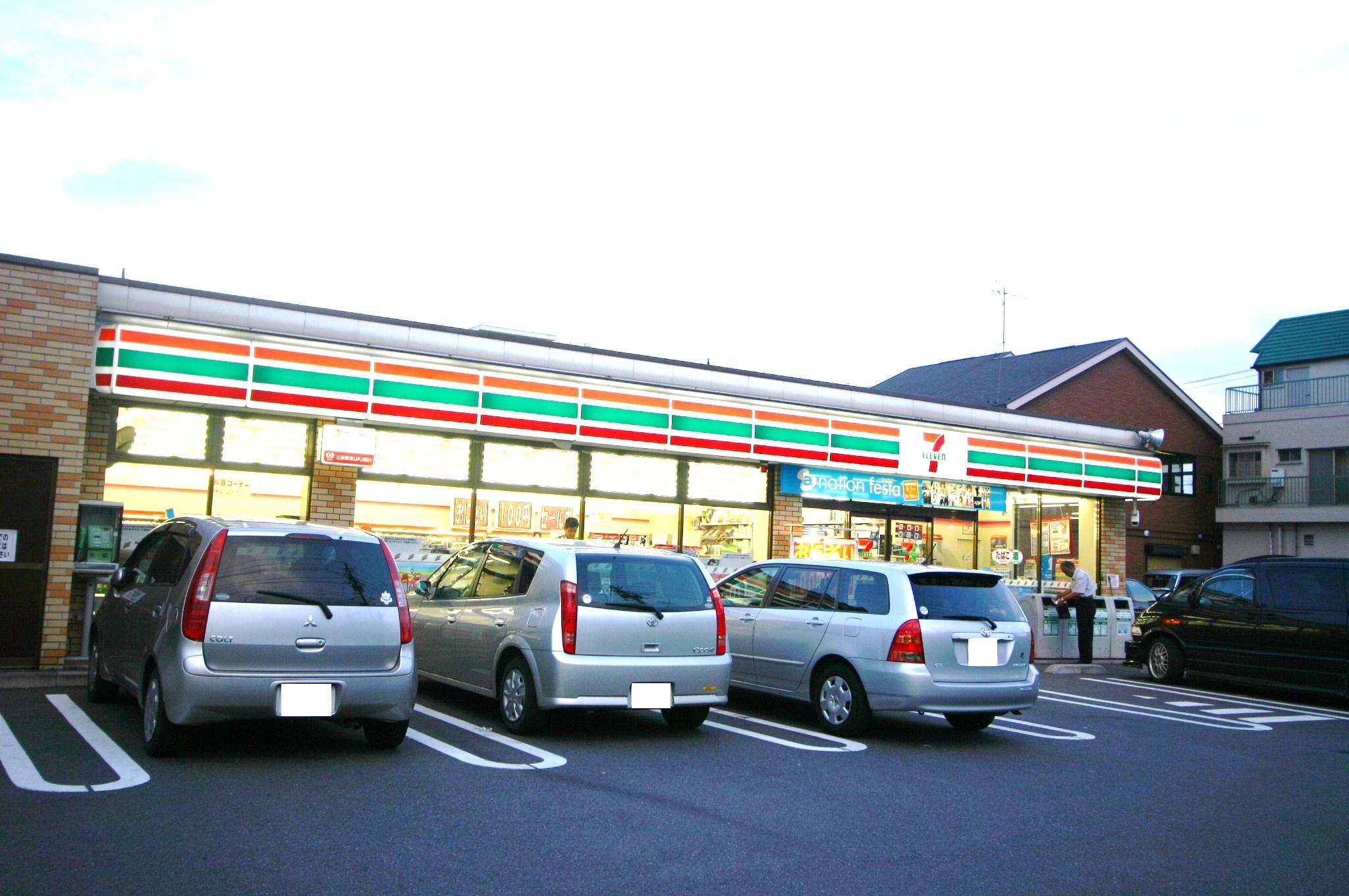 Convenience store. Seven-Eleven Adachi Shikahama 6-chome up (convenience store) 478m