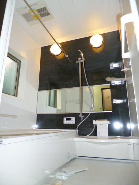 Bathroom. Bathroom Dryer ・ With reheating function