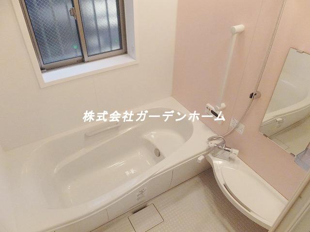 Bathroom. Spacious 1 square meters of the bath will heal the fatigue of the day !!