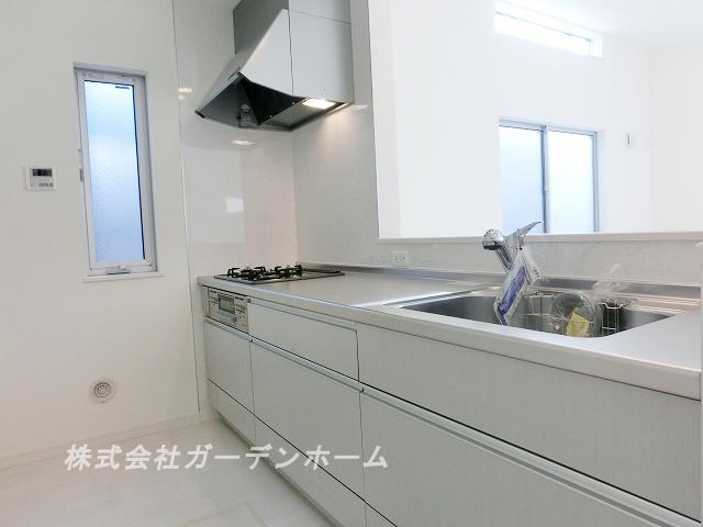 Kitchen. ■ Popular face-to-face system kitchen to wife ■