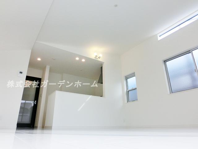 Living. ■ Wider family of smile in the bright living room ■