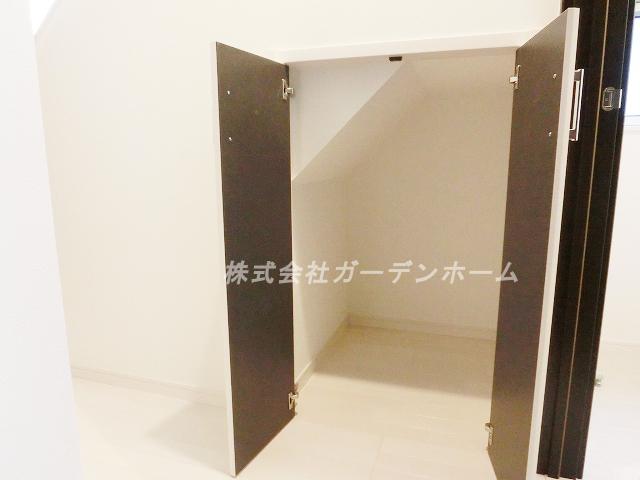Receipt. ■ Convenient staircase under storage ■