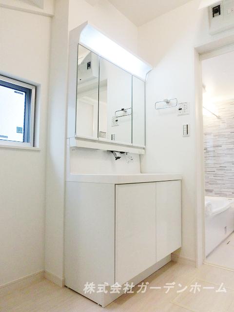 Wash basin, toilet. ■ Independent wash basin indispensable for grooming ■