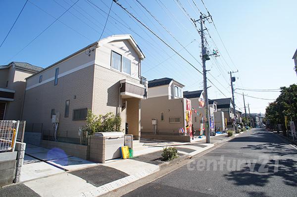 Local photos, including front road. Carefree child-rearing in a quiet residential area