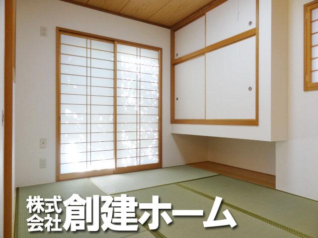 Non-living room. Next to the living room is a Japanese-style room.