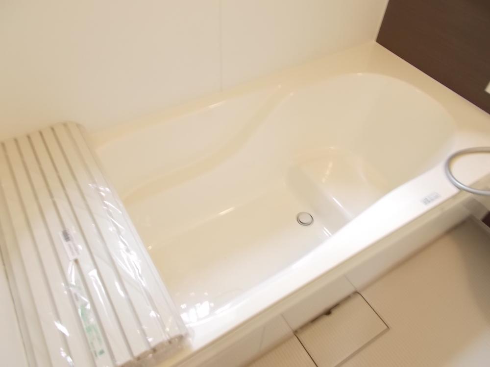 Same specifications photo (bathroom). You put in the room along with the spacious bathtub child can stretch even foot