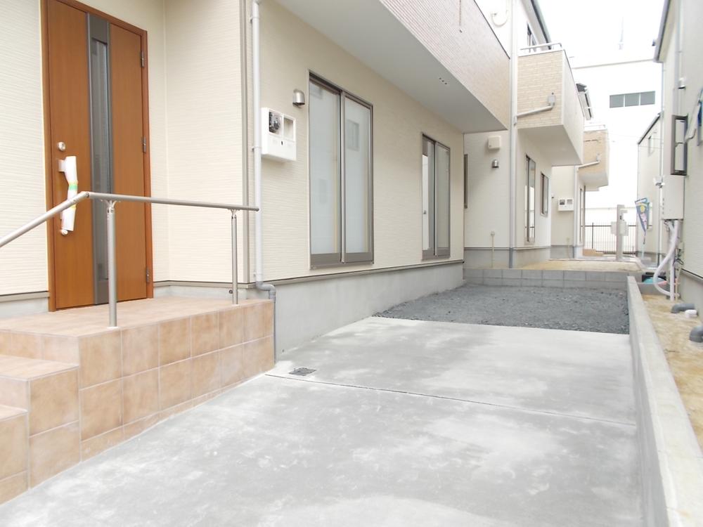 Parking lot. Comfortable wide-put is also proud of the car of dad ~ Parking had