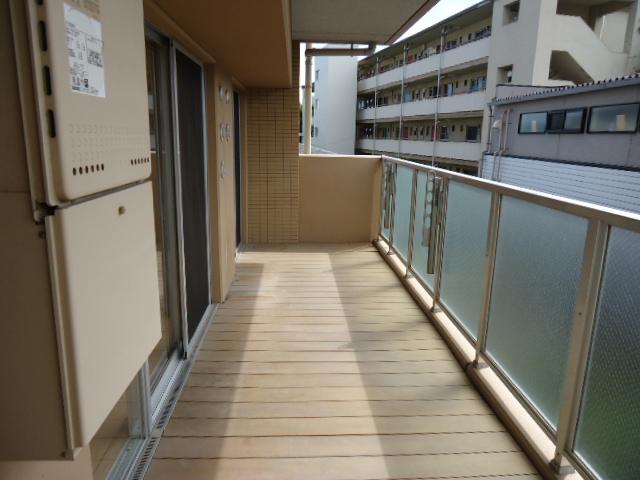 Balcony. Width about 7m, Balcony depth is 1.8m (2013 August shooting)