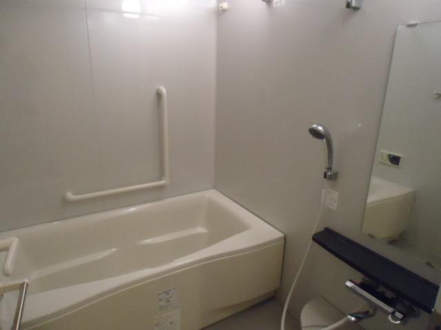 Bathroom. Bathtub with a handrail in the bathroom (2013 August shooting), With bathroom ventilation dryer