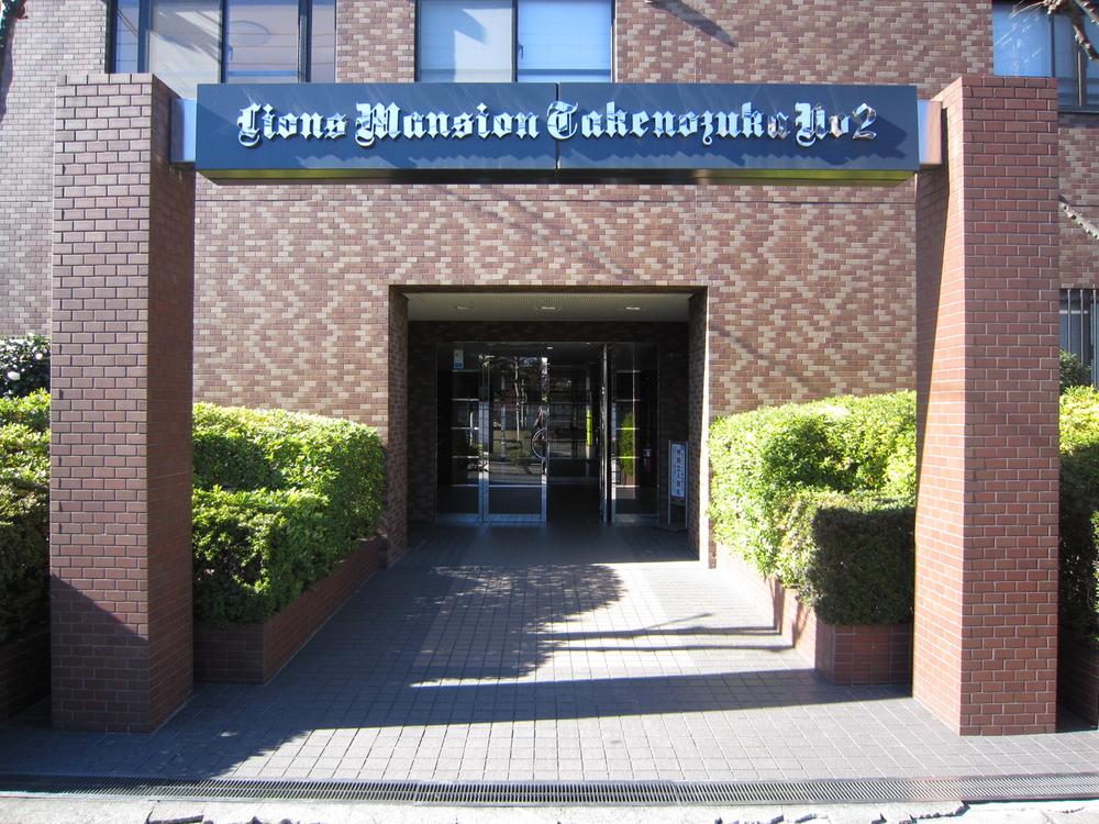 Entrance. Common areas