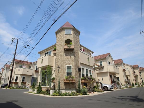 Local photos, including front road.  [Local appearance photo]  ※ Outlook good in the July 2013 shooting low fences and hedges. Not only easy to the eyes of live people have Ikitodoki, We care so that it does not provide a place to be hidden in a suspicious person. 