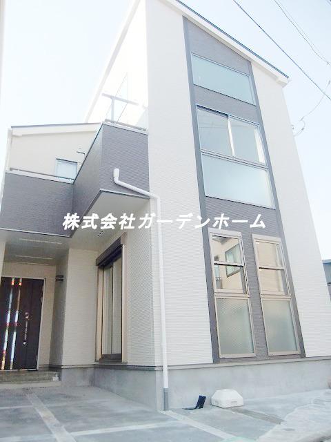 Local appearance photo. Stylish mansion