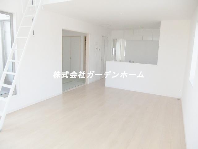 Living. Living and Tsuzukiai of Japanese-style, It is safe to Nozoke also situation of children in the nap