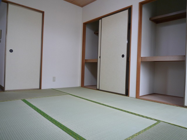 Other room space. Japanese-style room that can store plenty have accommodated two places