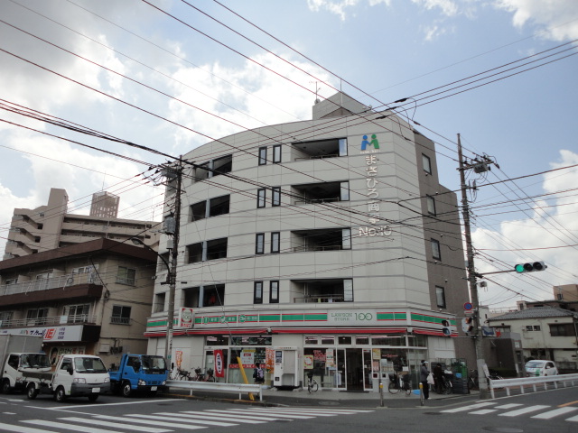 Convenience store. STORE100 Adachi Shikahama store up (convenience store) 317m