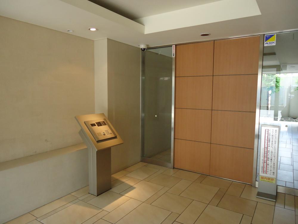 Entrance. Auto-lock corresponding Entrance