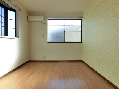 Living and room. 2 Kaikaku room! Opening the two-sided lighting day ◎ window there is a park