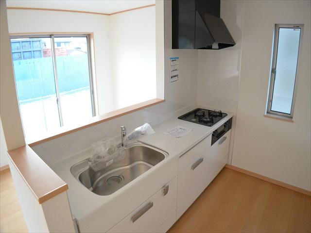 Kitchen. Mimamore the state of the child who is in the living room