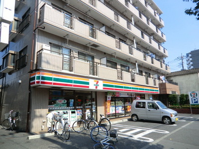 Convenience store. 450m to Seven-Eleven (convenience store)