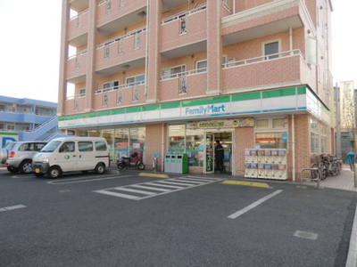 Convenience store. 900m to Family Mart (convenience store)