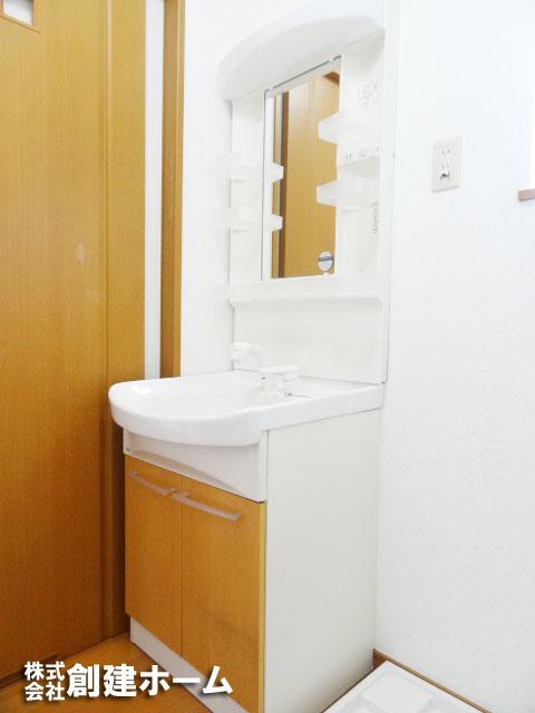 Wash basin, toilet. Bright washbasin