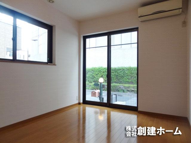 Non-living room. Bright floor plan of Zenshitsuminami direction