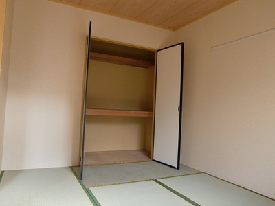 Living and room. There between the Japanese-style housing 1 minute