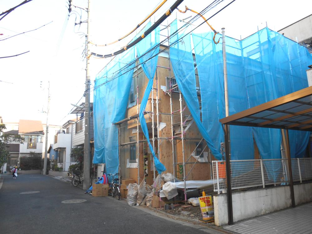 Local photos, including front road. Local December shooting