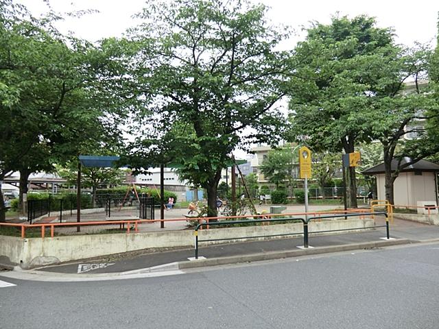 park. To the east, Central Park 210m