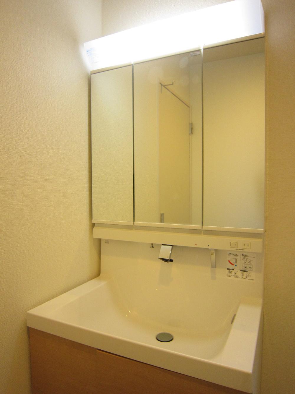 Wash basin, toilet. Indoor (11 May 2013) Shooting