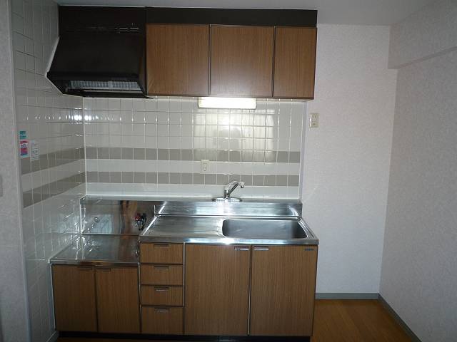 Kitchen. 2-neck is a gas stove can be installed