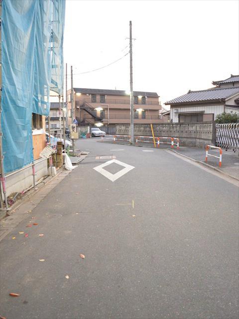 Local photos, including front road. Facing of 7.4m road