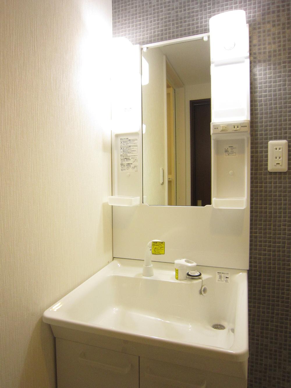 Wash basin, toilet. Indoor (11 May 2013) Shooting