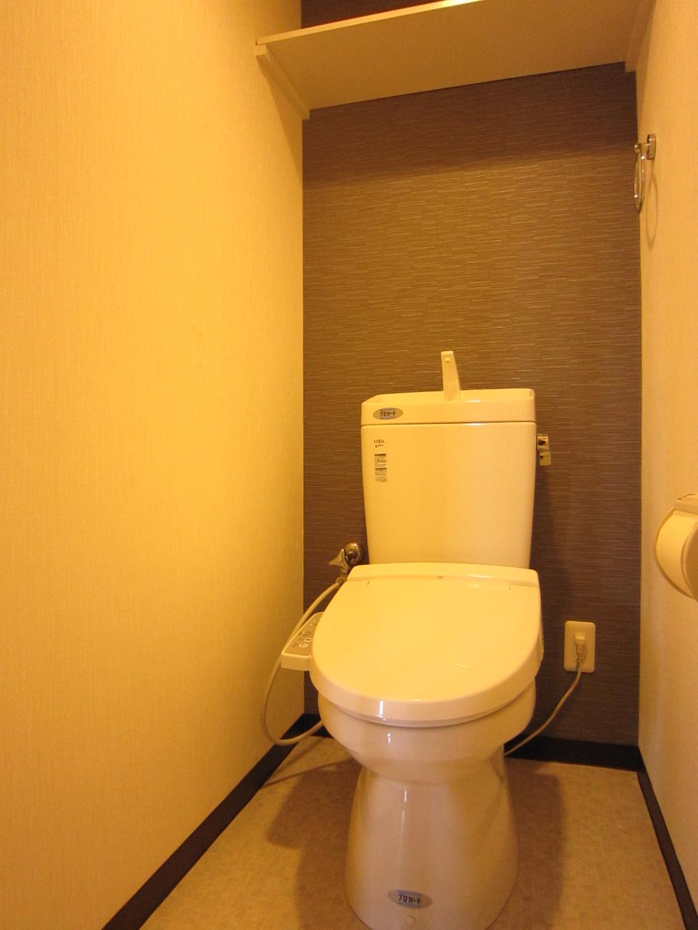 Toilet. Indoor (11 May 2013) Shooting