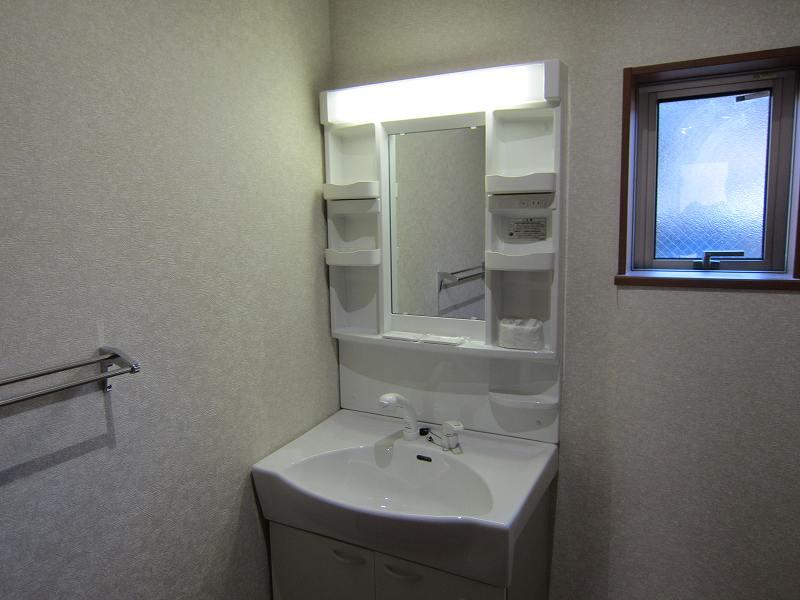 Wash basin, toilet. Washroom