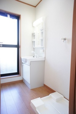 Washroom. Wash basin ・ Laundry Area ・ There are dressing room