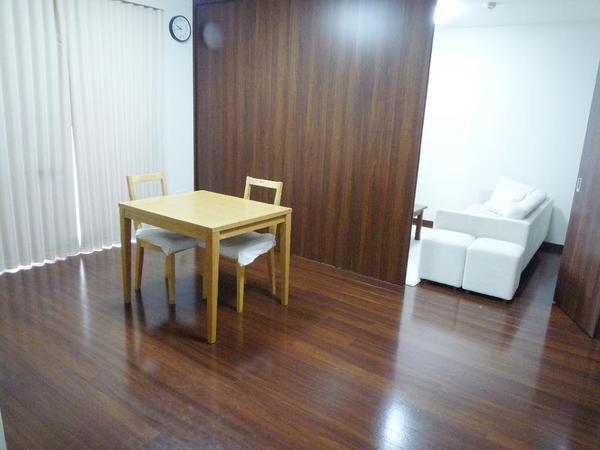 Non-living room. Sliding door between the living room and Western. At the time of the deadline will be LD (about 8.2 tatami) to Western-style (about 6.5 tatami mats).