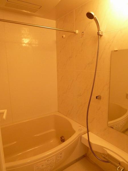 Bathroom. Comfortable bath time at any time with the Reheating function!