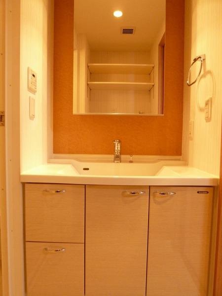 Wash basin, toilet. I get dressed in the morning in the basin space of the room also smoothly!