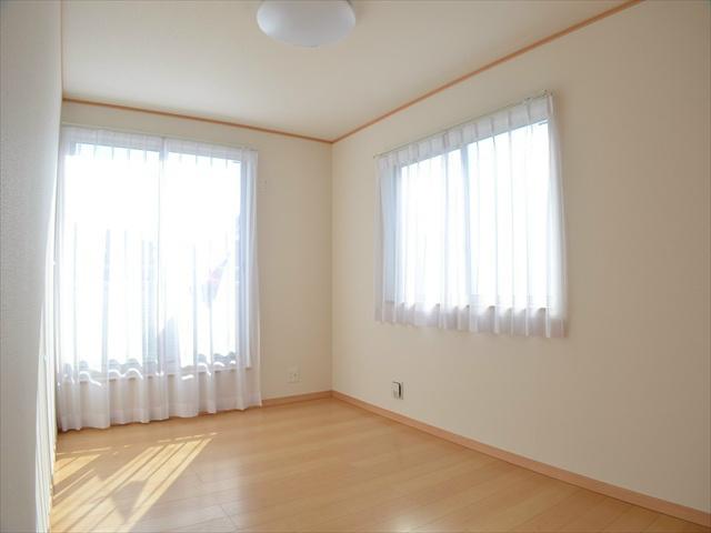 Non-living room. Second floor of the living room part is also bright with two faces lighting