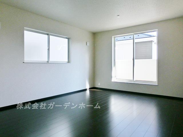 Model house photo.  ■ Wider family of smile in the bright living room ■