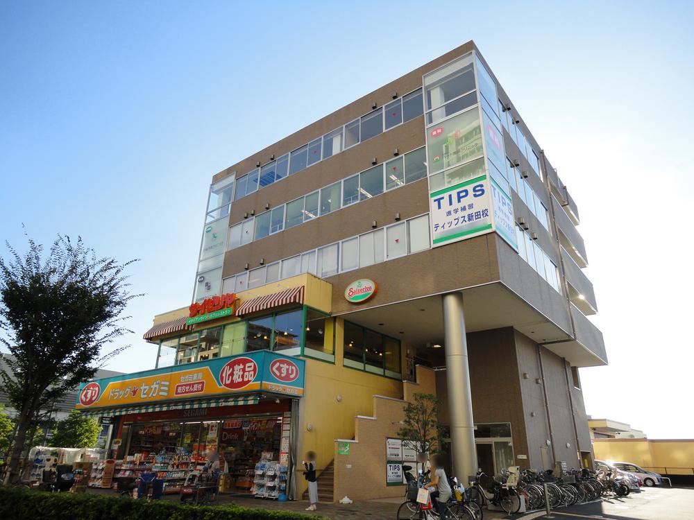 Hospital. 250m to Heart Island Medical Square